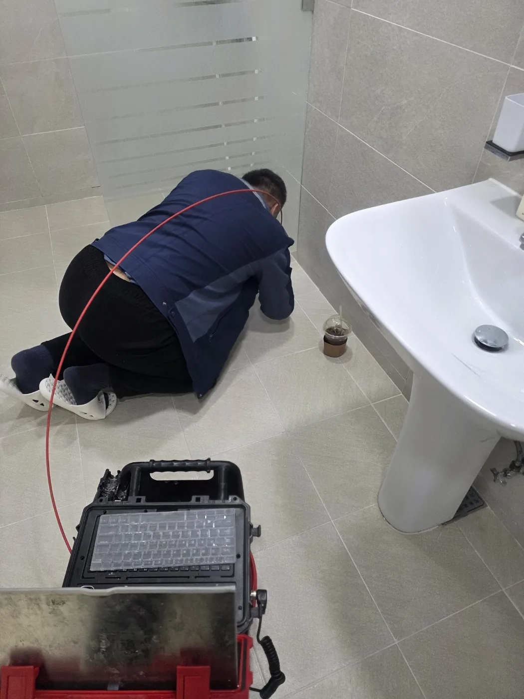 파주변기막힘 실제 현장에서 배관 점검 장비로 변기 배수관을 확인하는 모습
